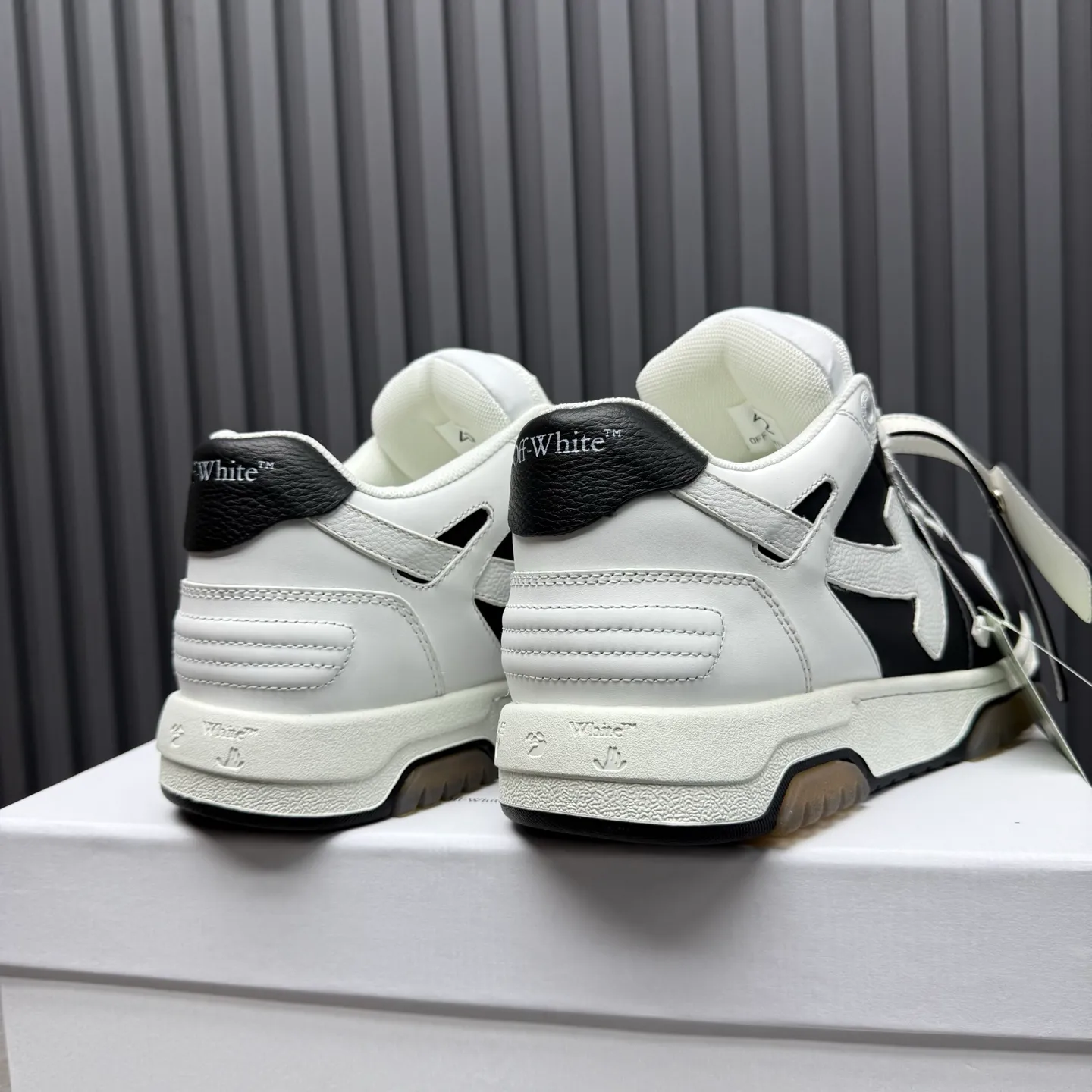 【off- white】P: 620💰Couple model👫, Size: 35-44 (Customized for men 38.45.46) High-quality version👊 "Out of office" series original molding, original lasting, production process 1:1 Original ➰OFF GRAY WHITE OW ➰ First-layer cowhide Imported skin-friendly and environmentally friendly polyester mesh Original molding high elastic and environmentally friendly molding pad Made with the original lasting process. The original molded rubber outsole (never yellows and deforms) has a super correct shape, bright color and strong three-dimensional effect👍. Packaging💯Full set of packaging synchronized with the official website (branded paper, certificate of quality, branded cloth bag)